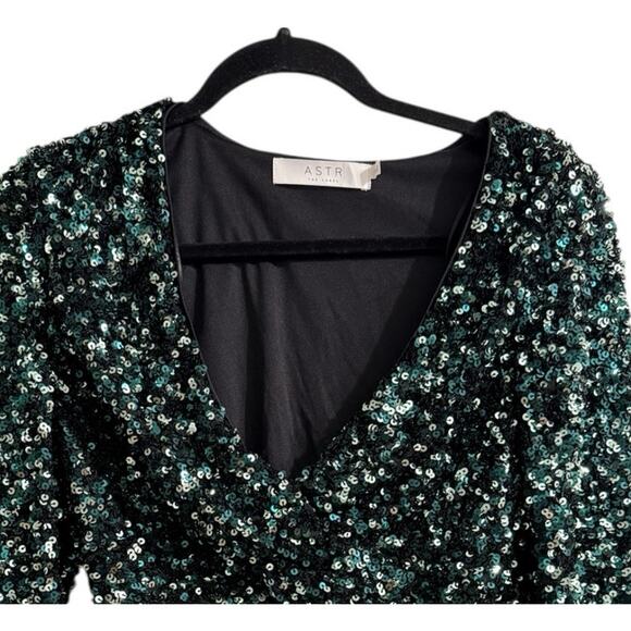 ASTR The Label Nix Sequin V-Neck Green Crop Top Blouse Long Sleeve Bling Sz M - Picture 5 of 10
